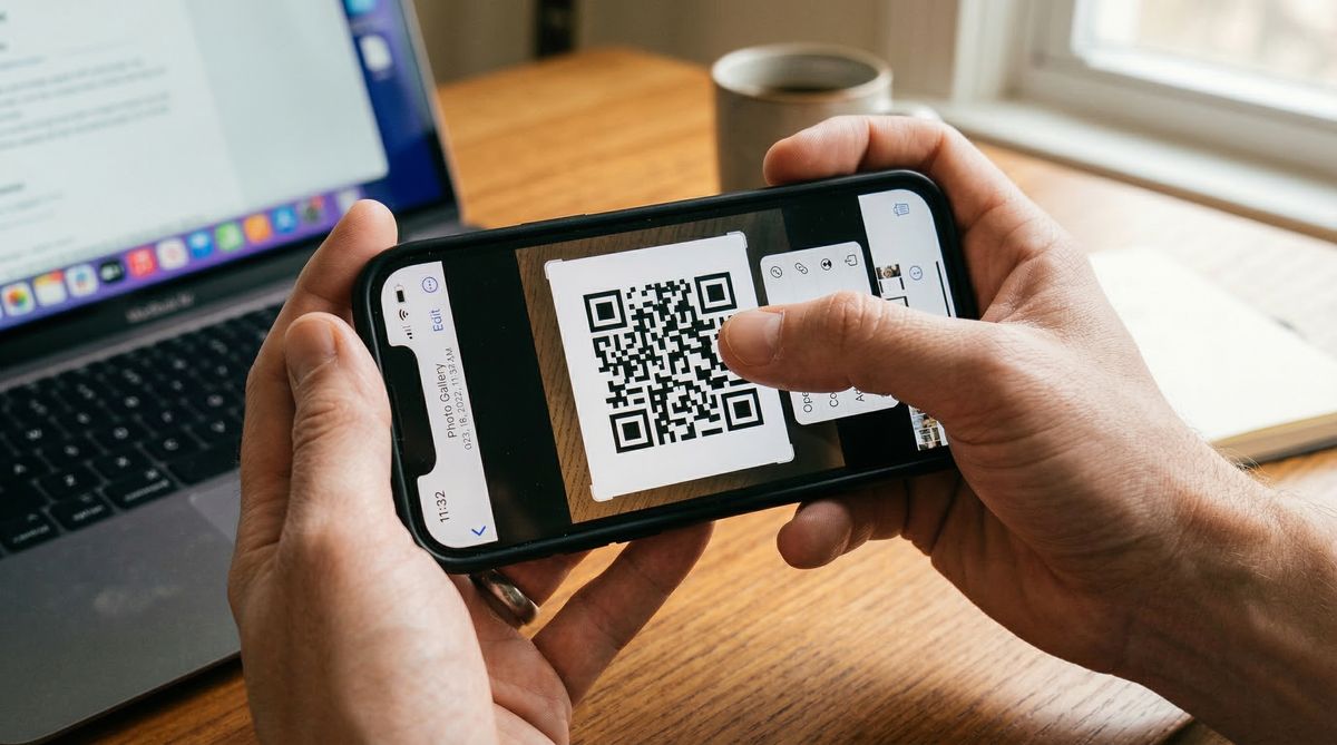 Ilustracao plana de um celular Android mostrando dois metodos de escaneamento lado a lado: o aplicativo de Camera padrao detectando um QR code a esquerda, e a interface do Google Lens a direita