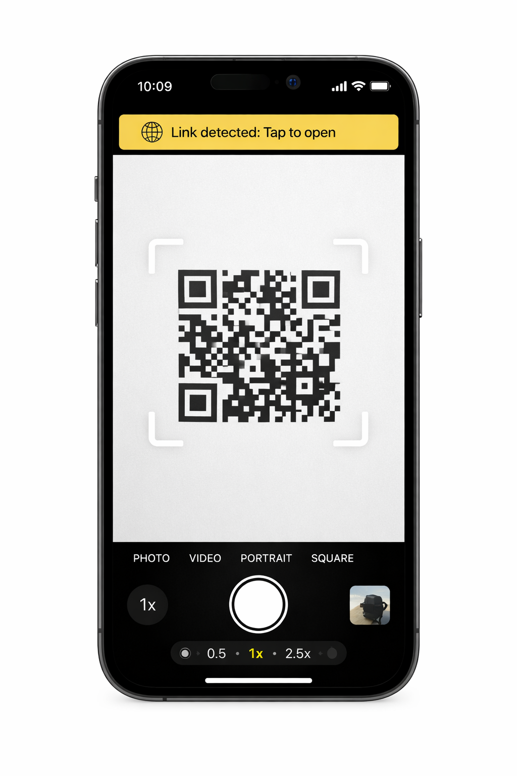 Flache Illustration von drei Smartphones, die in verschiedenen Winkeln gehalten werden, jedes scannt einen QR Code mit einem blauen Scan-Indikator, stellvertretend fur iPhone, Android und Galerie-Scan auf jedem Gerat