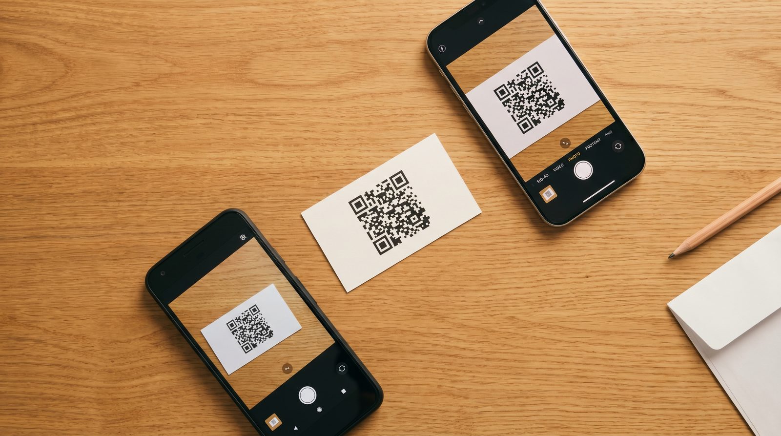Checkliste zur QR-Code-Ueberpruefung vor dem Druck mit einem Telefon das in Originalgroesse scannt
