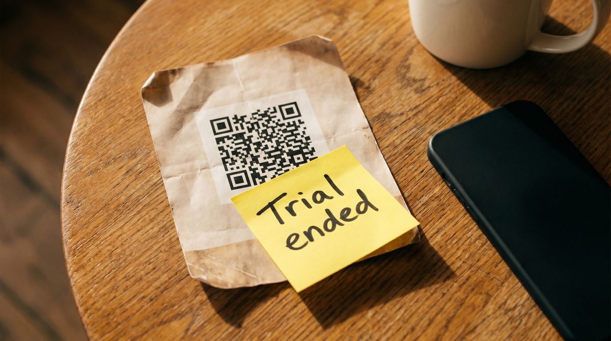 Hogyan k&ouml;tnek meg a QR code platformok pr&oacute;baidőszakok, szkennel&eacute;si korl&aacute;tok &eacute;s dom&eacute;n-f&uuml;ggős&eacute;g r&eacute;v&eacute;n