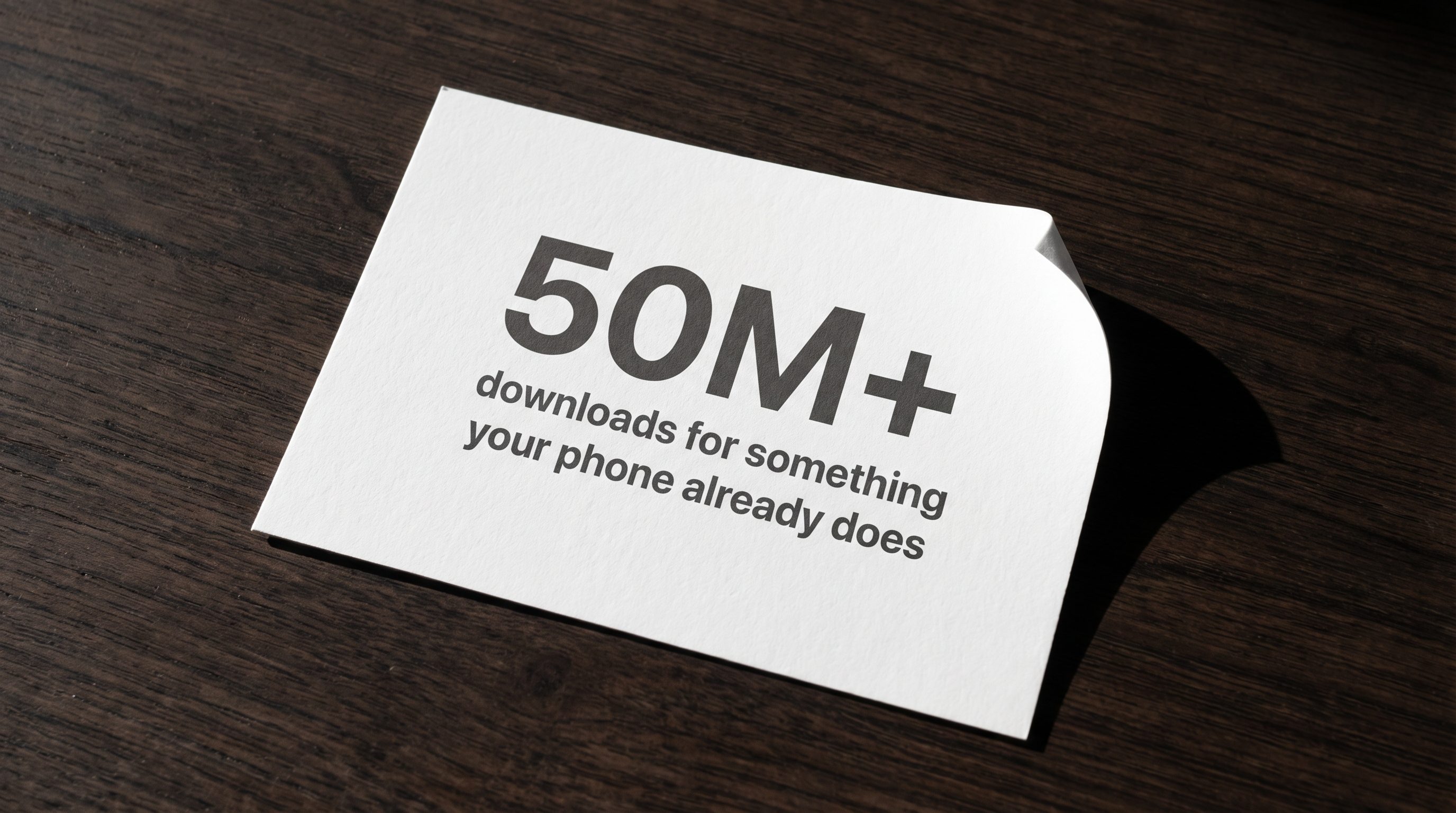 Zoekresultatenpagina met QR-code scanner app vermeldingen naast app store downloadknoppen